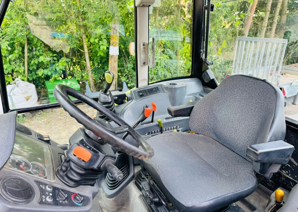 Farm tractor Claas Axos 330: picture 10