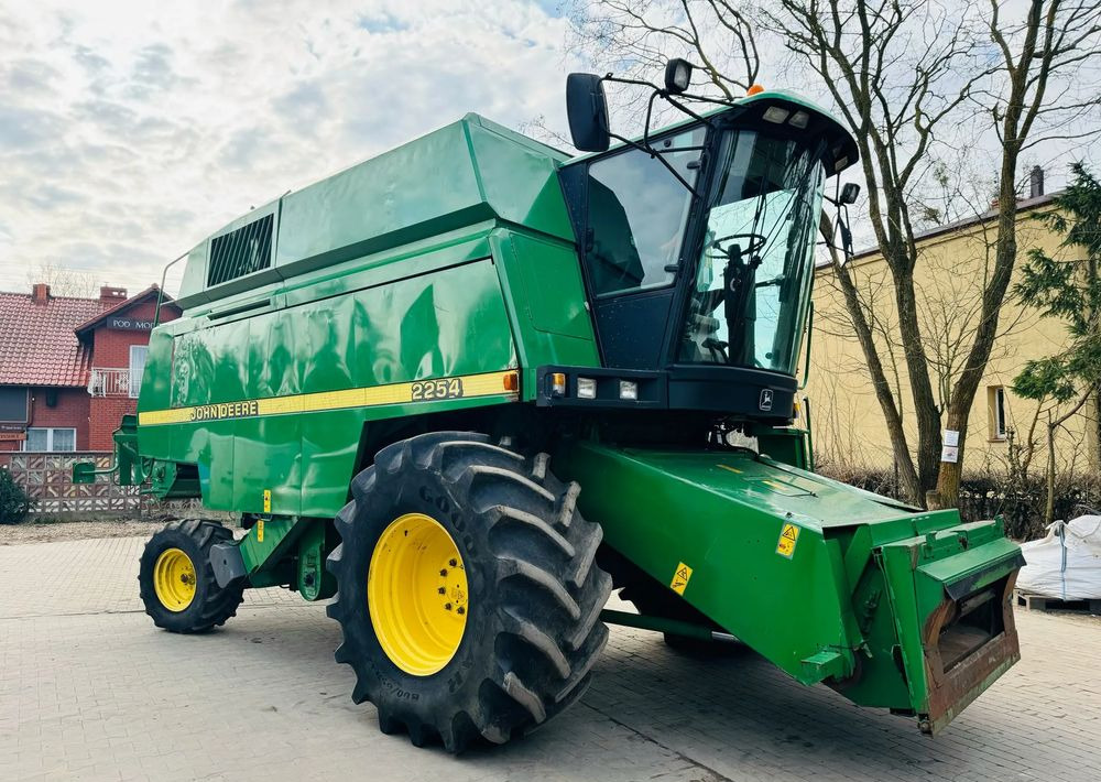 John Deere 2254 - Combine harvester: picture 2 John Deere 2254 - Combine harvester: picture 2