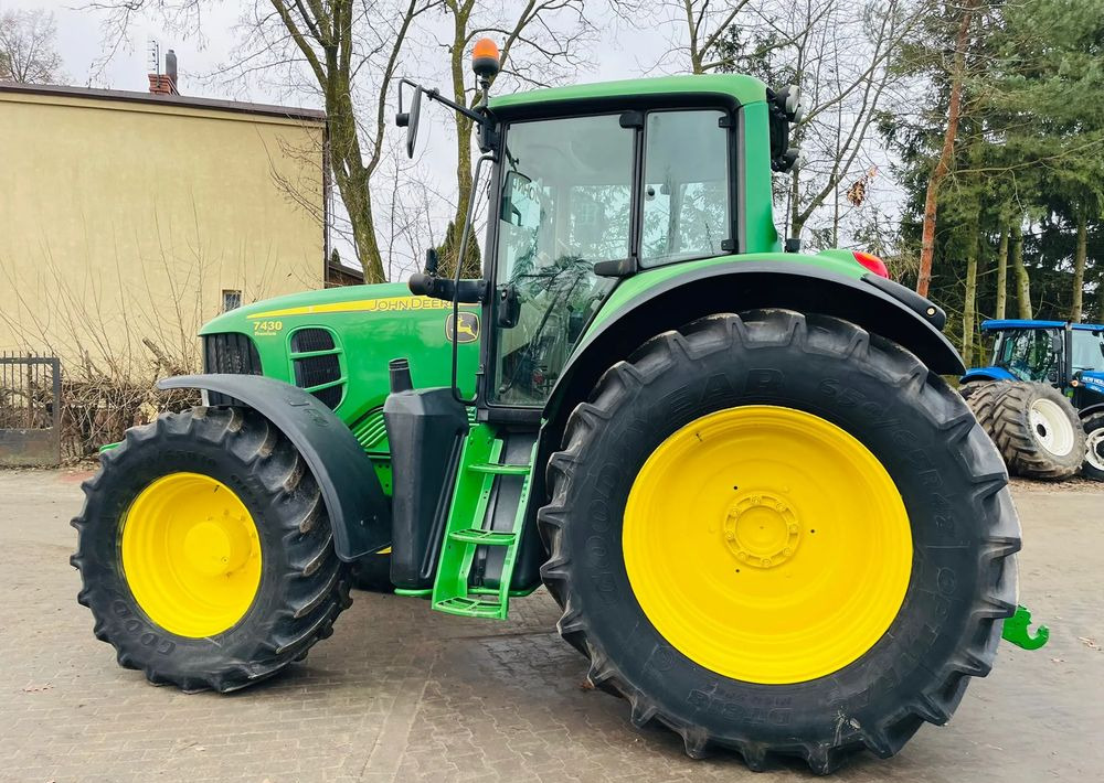 John Deere 7430 - Farm tractor: picture 4 John Deere 7430 - Farm tractor: picture 4