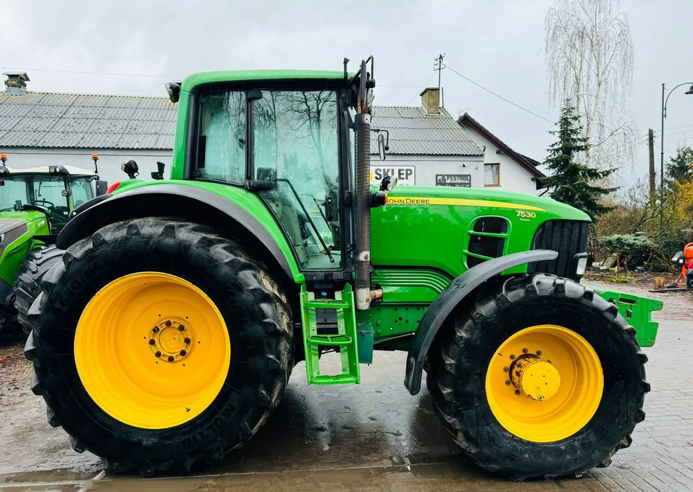 John Deere 7530 PREMIUM - Farm tractor: picture 1 John Deere 7530 PREMIUM - Farm tractor: picture 1