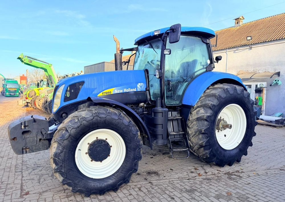 New Holland T7050 - Farm tractor: picture 4 New Holland T7050 - Farm tractor: picture 4