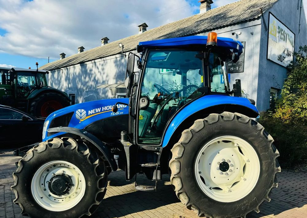 Farm tractor New Holland TD5.95: picture 8