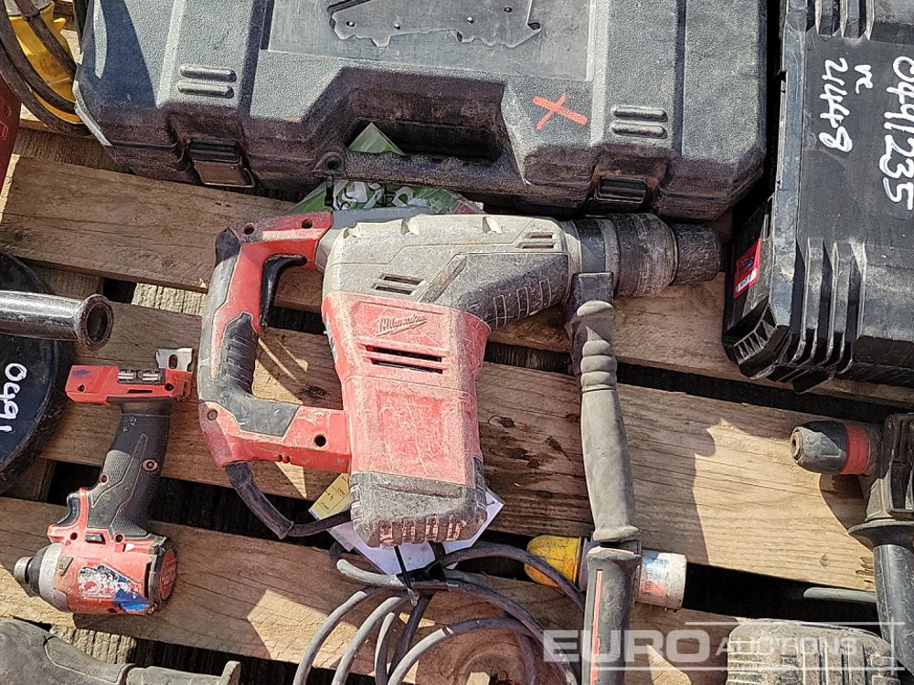 Milwaukee Battery Reciprocating Saw (3 of), 110Volt Reciprocating Saw, 110Volt 9" Grinder, Battery Impact Gun, 110Volt Hammer Drill (3 of) - Construction equipment: picture 5 Milwaukee Battery Reciprocating Saw (3 of), 110Volt Reciprocating Saw, 110Volt 9" Grinder, Battery Impact Gun, 110Volt Hammer Drill (3 of) - Construction equipment: picture 5