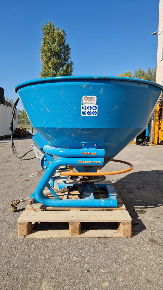 Spandiconcime usato Gamberini Magnum 750 - Fertilizer spreader: picture 1 Spandiconcime usato Gamberini Magnum 750 - Fertilizer spreader: picture 1