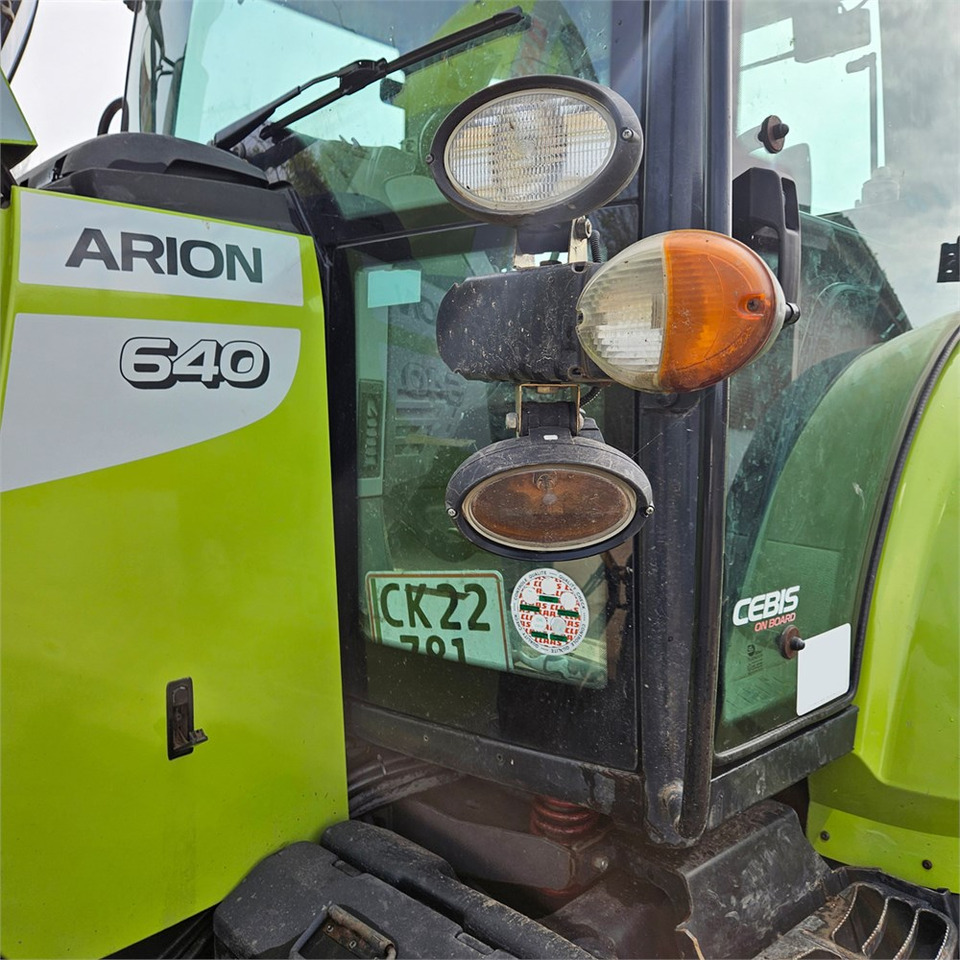 Farm tractor Claas Arion 640: picture 28