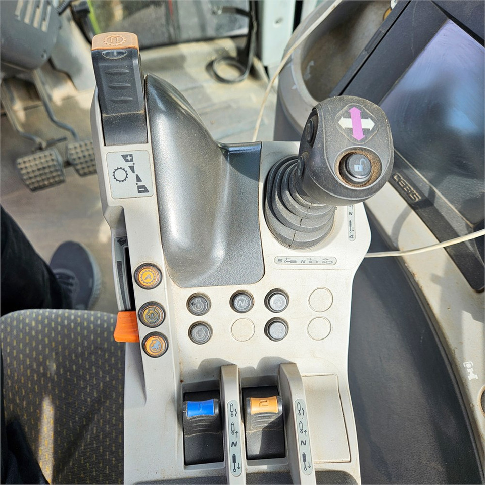 Farm tractor Claas Arion 640: picture 12