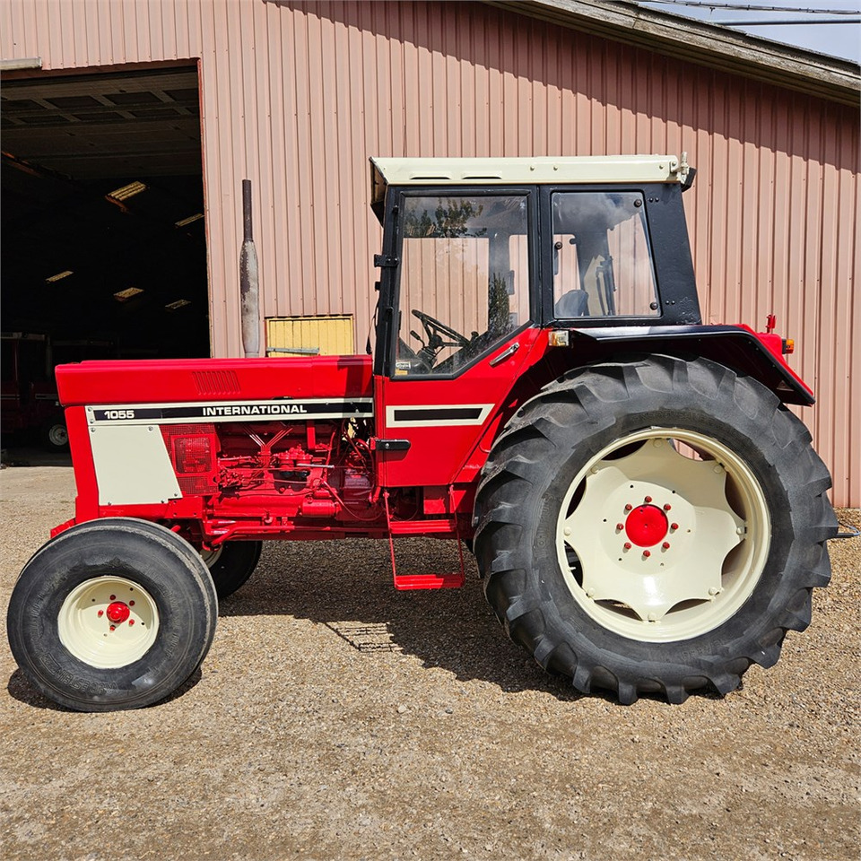 IH 1055 - Farm tractor: picture 2 IH 1055 - Farm tractor: picture 2