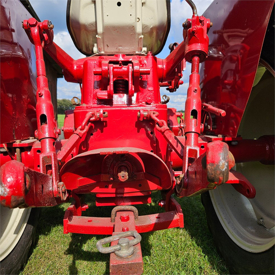 Farm tractor IH 444: picture 21