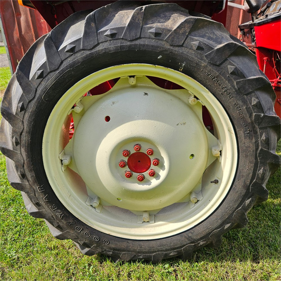 Farm tractor IH 444: picture 37