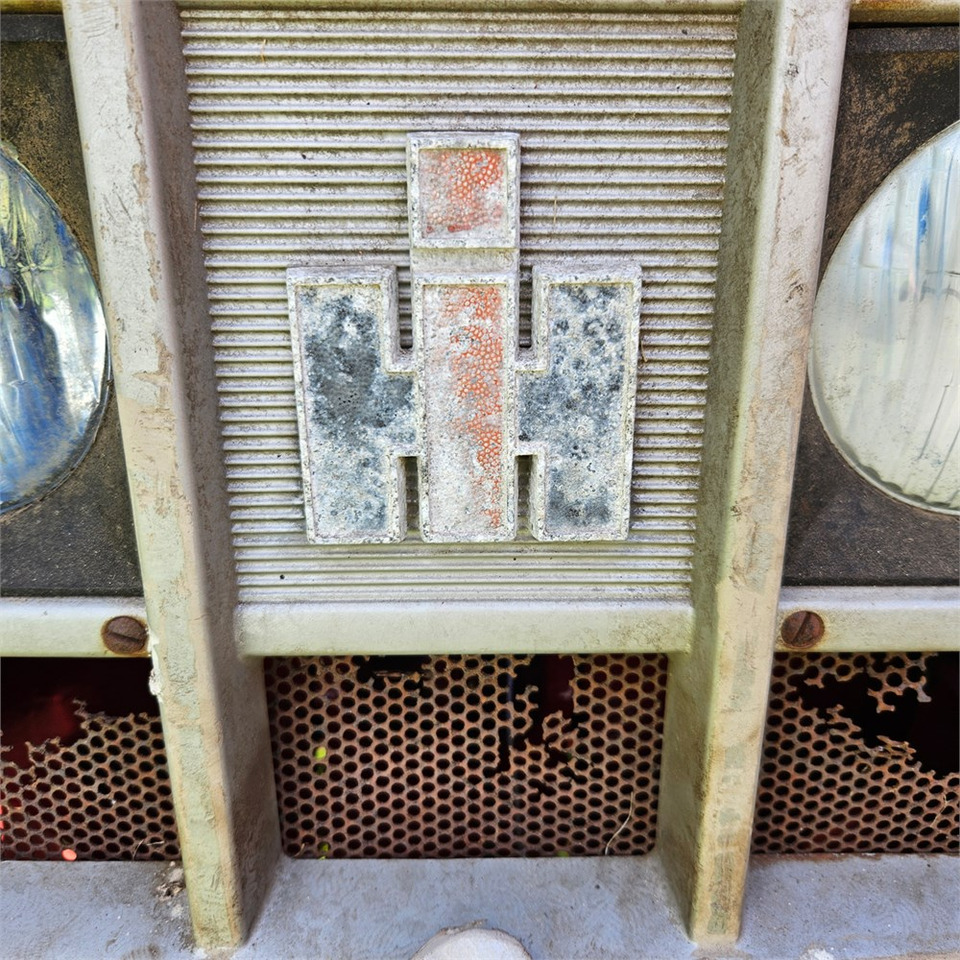 Farm tractor IH 444: picture 18