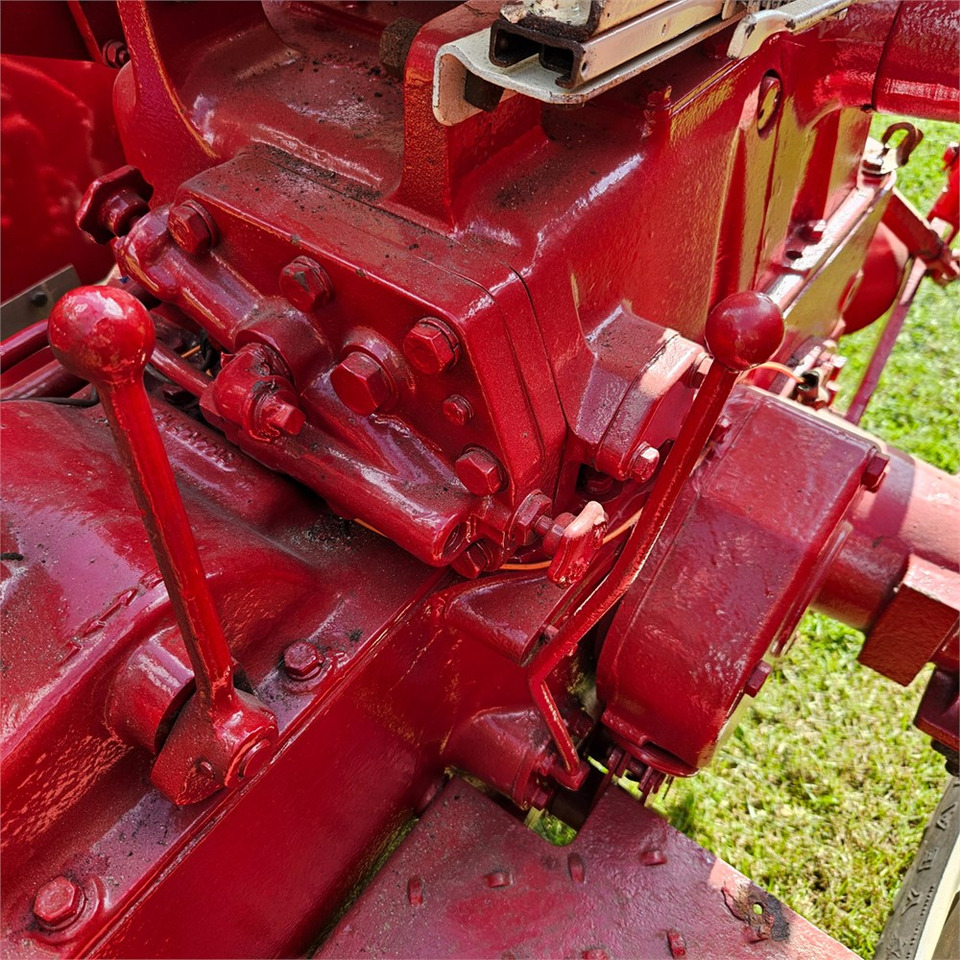 Farm tractor IH 444: picture 17
