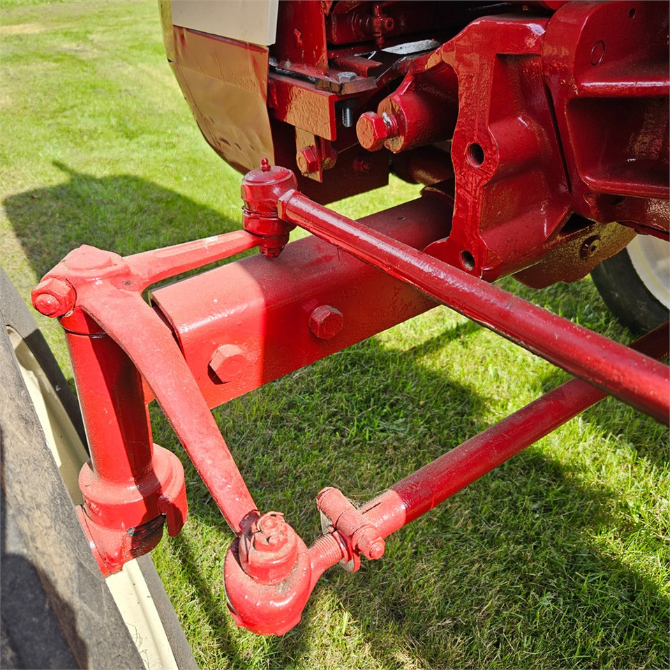 Farm tractor IH 444: picture 20