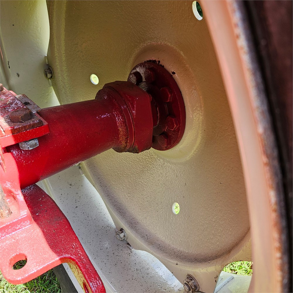 Farm tractor IH 444: picture 32