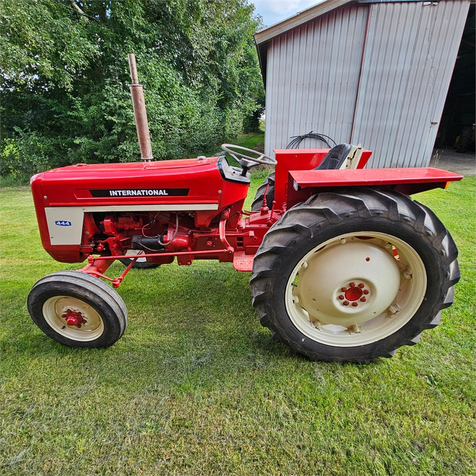 Farm tractor IH 444: picture 7