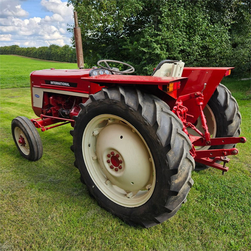 Farm tractor IH 444: picture 6