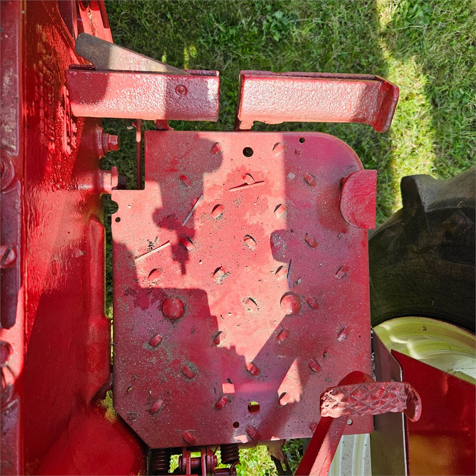 Farm tractor IH 444: picture 16