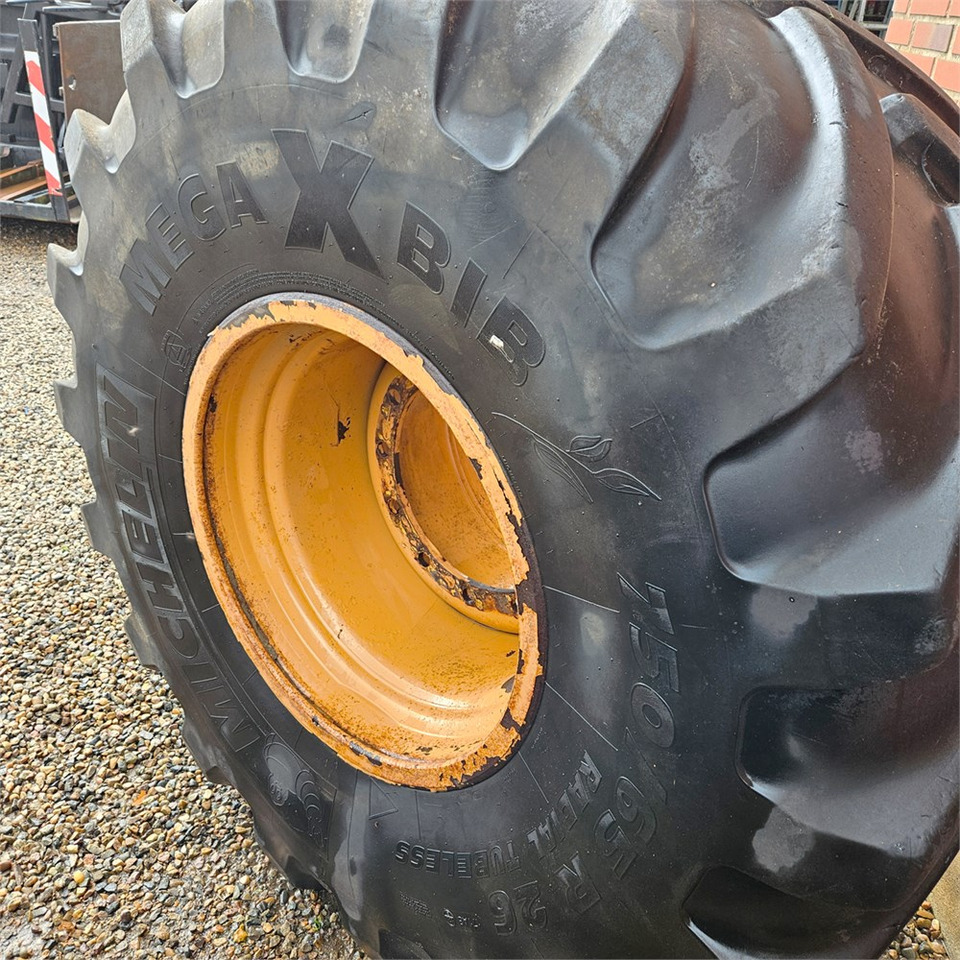 Wheel and tire package for Loader Michelin Mega X BIB: picture 13