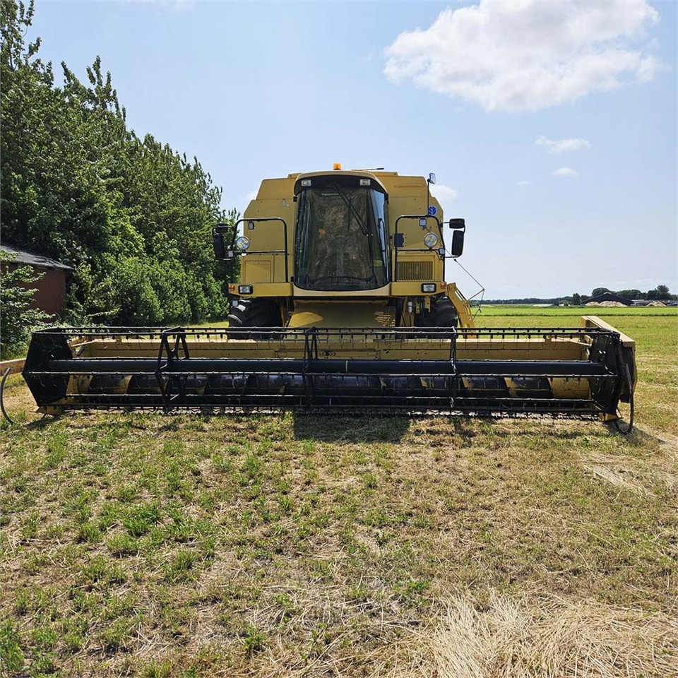Harvester New Holland TX68: picture 6 Harvester New Holland TX68: picture 6