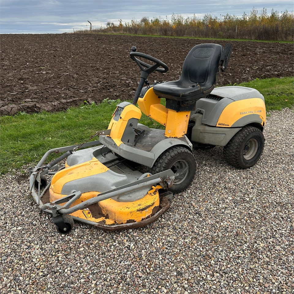 Stiga P901 Parkpro 25 4WD - Garden mower: picture 2 Stiga P901 Parkpro 25 4WD - Garden mower: picture 2