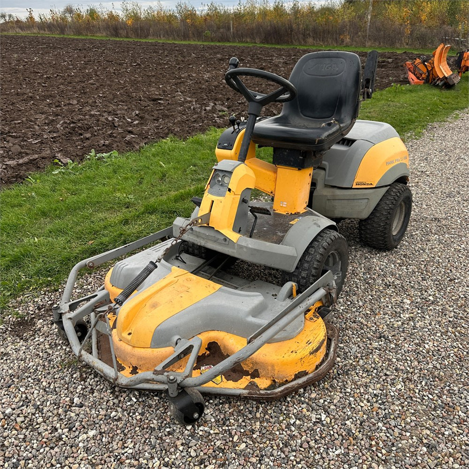 Stiga P901 Parkpro 25 4WD - Garden mower: picture 3 Stiga P901 Parkpro 25 4WD - Garden mower: picture 3