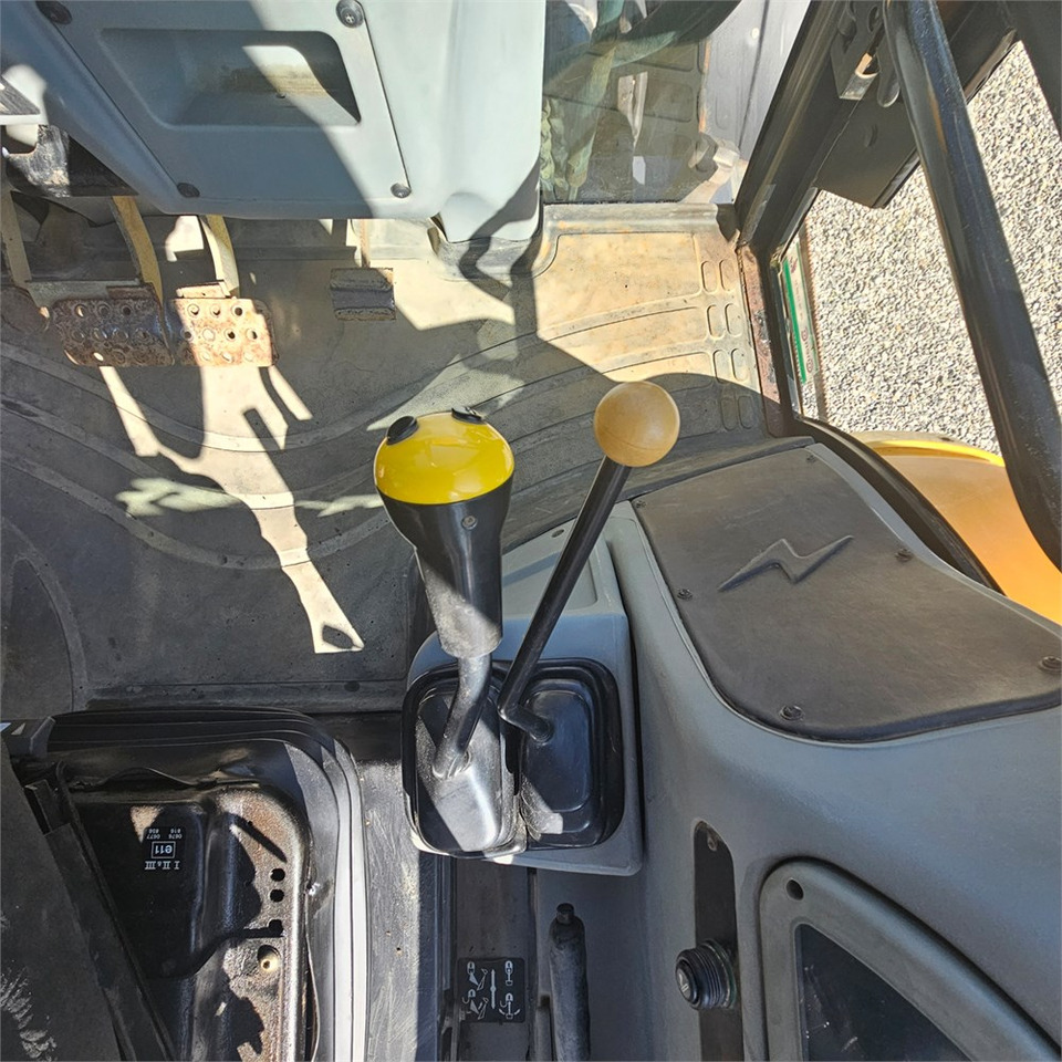 Backhoe loader Terex 860 Elite: picture 13