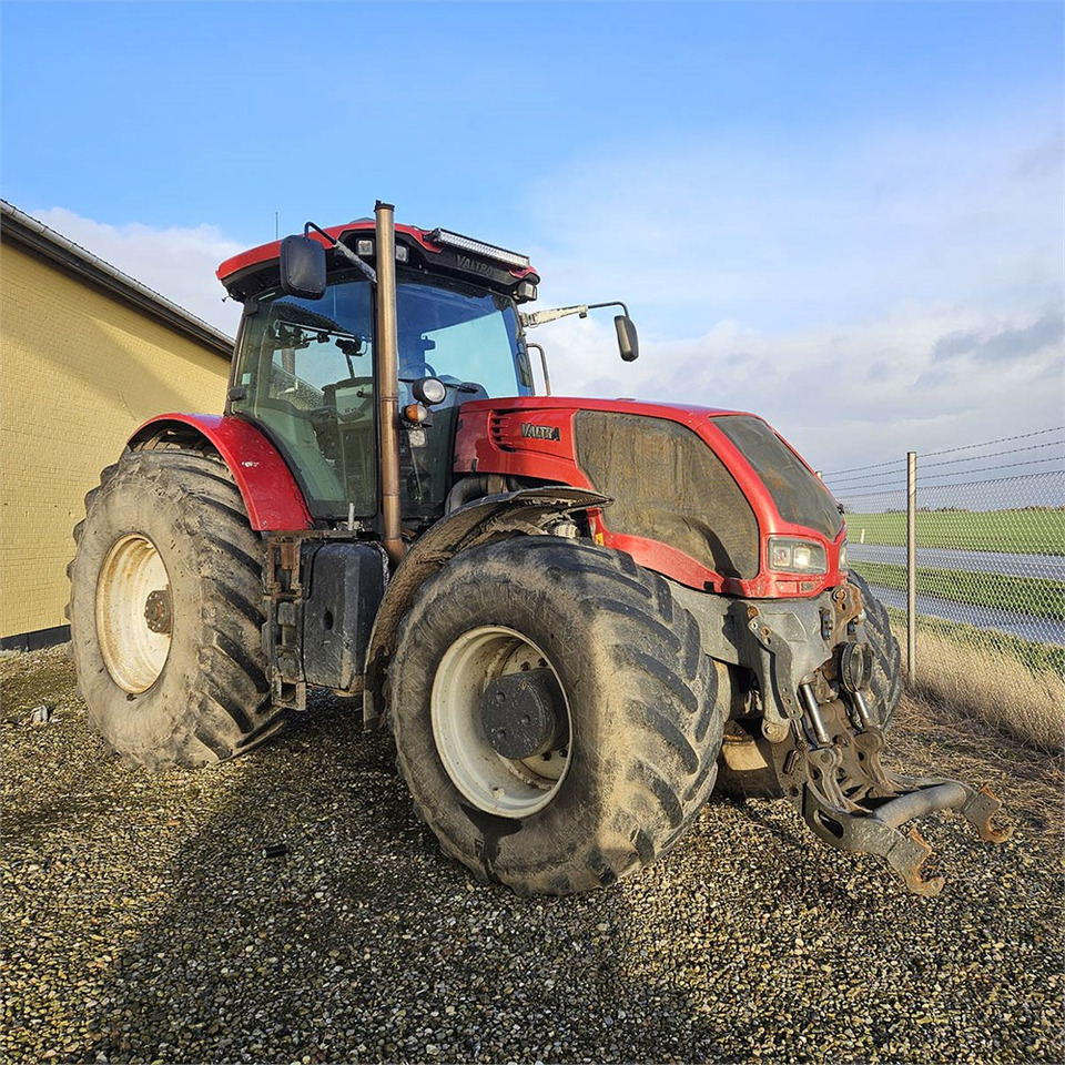 Farm tractor Valtra S322: picture 1