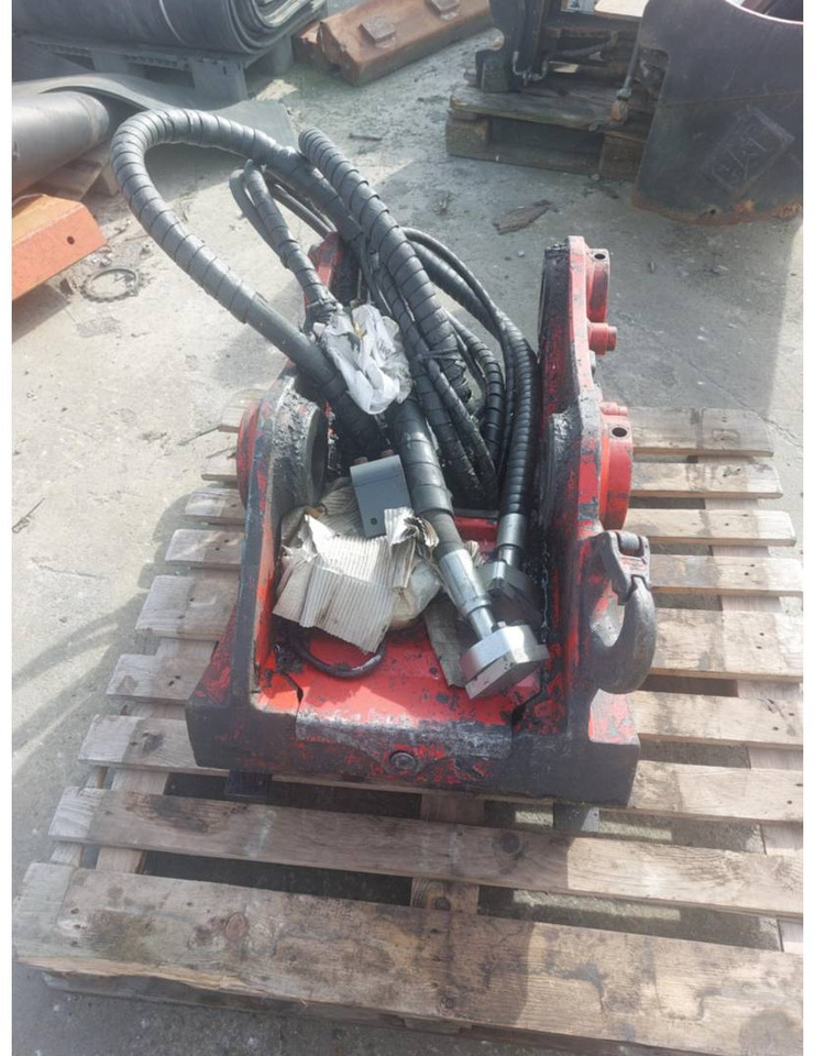 CAT HCS70/55/582-9886 - Quick coupler: picture 3 CAT HCS70/55/582-9886 - Quick coupler: picture 3