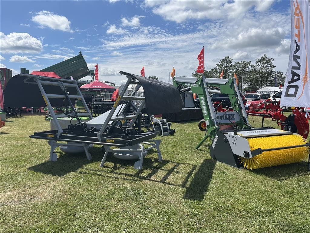 Sonarol LC SNR 400 - Front loader for tractor: picture 2 Sonarol LC SNR 400 - Front loader for tractor: picture 2