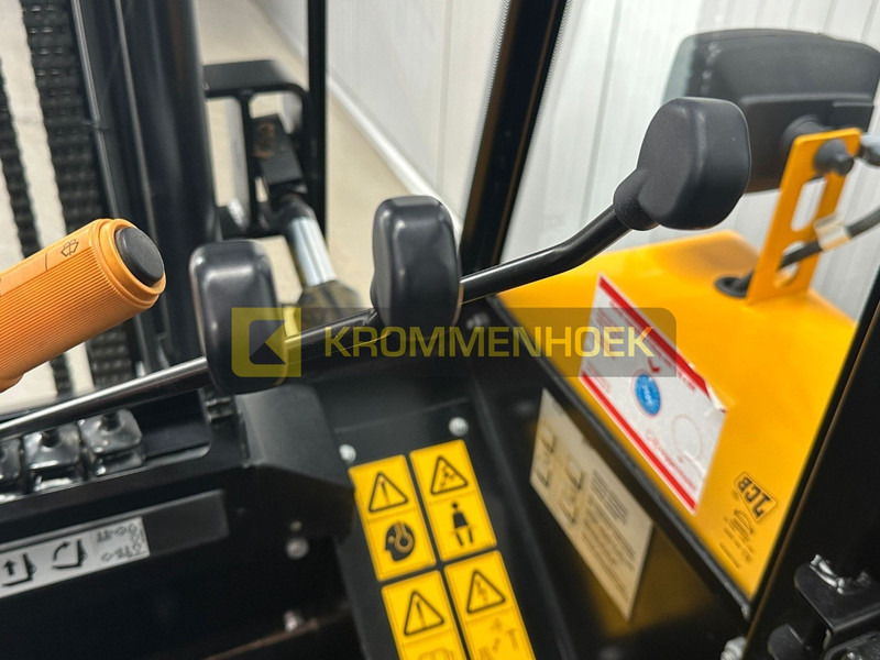 Rough terrain forklift JCB 940: picture 15