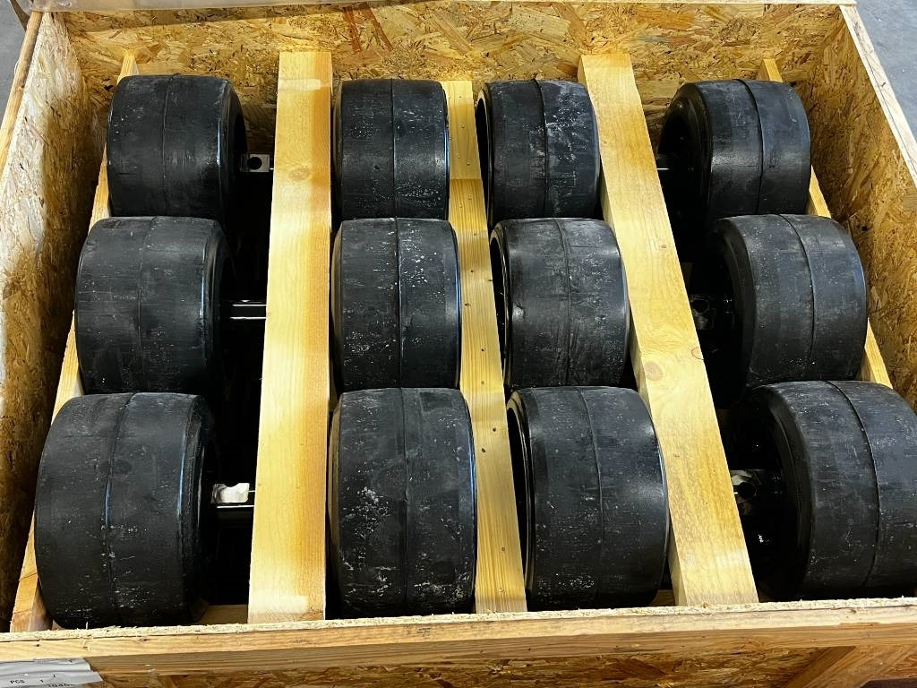 CNH Track rollers for tracks - CNH - Quadtrac/Steiger  - Tire for Agricultural machinery: picture 2 CNH Track rollers for tracks - CNH - Quadtrac/Steiger  - Tire for Agricultural machinery: picture 2