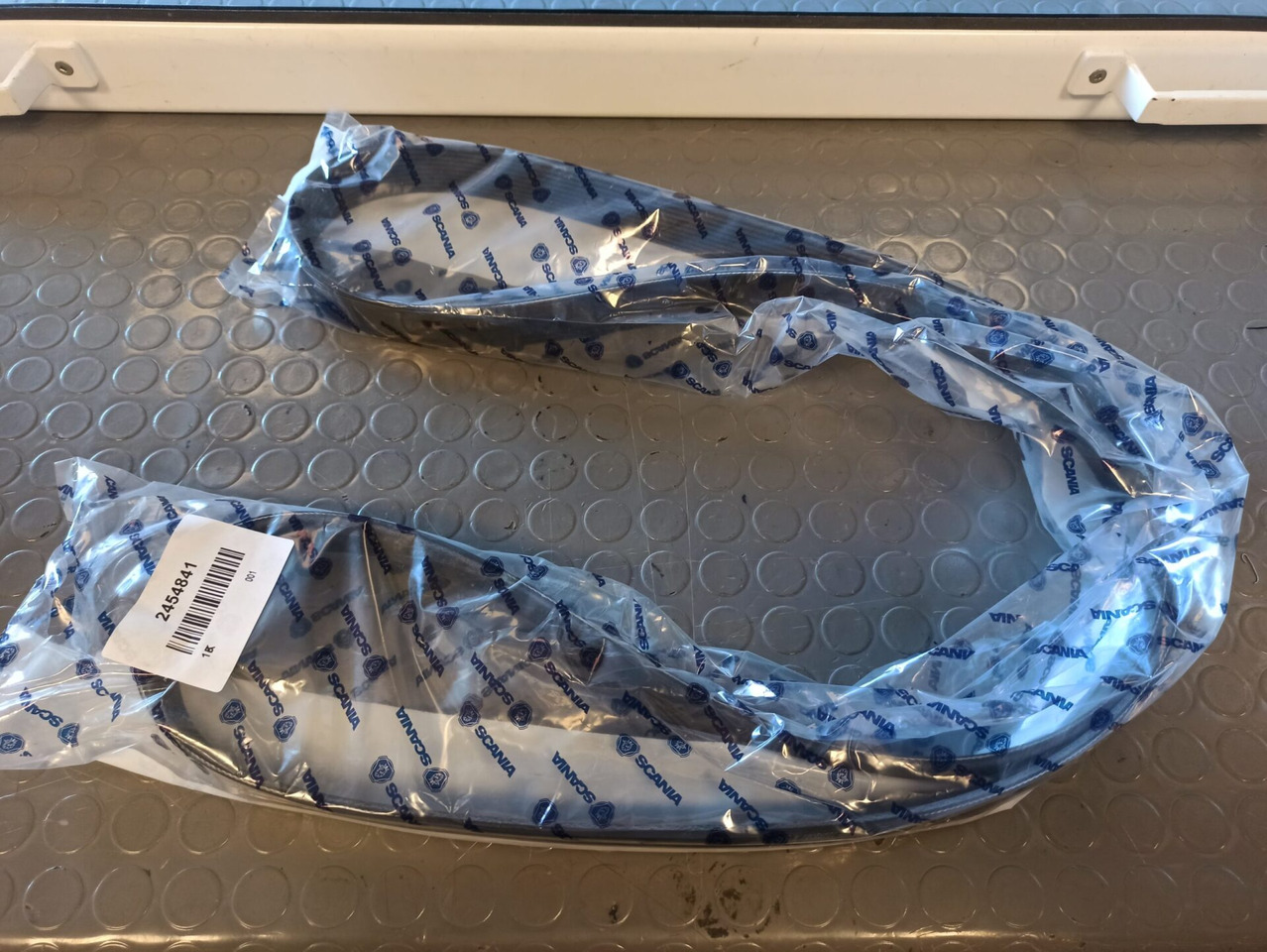 SCANIA POLY-V-BELT 2454841 - Belt for Truck: picture 1 SCANIA POLY-V-BELT 2454841 - Belt for Truck: picture 1