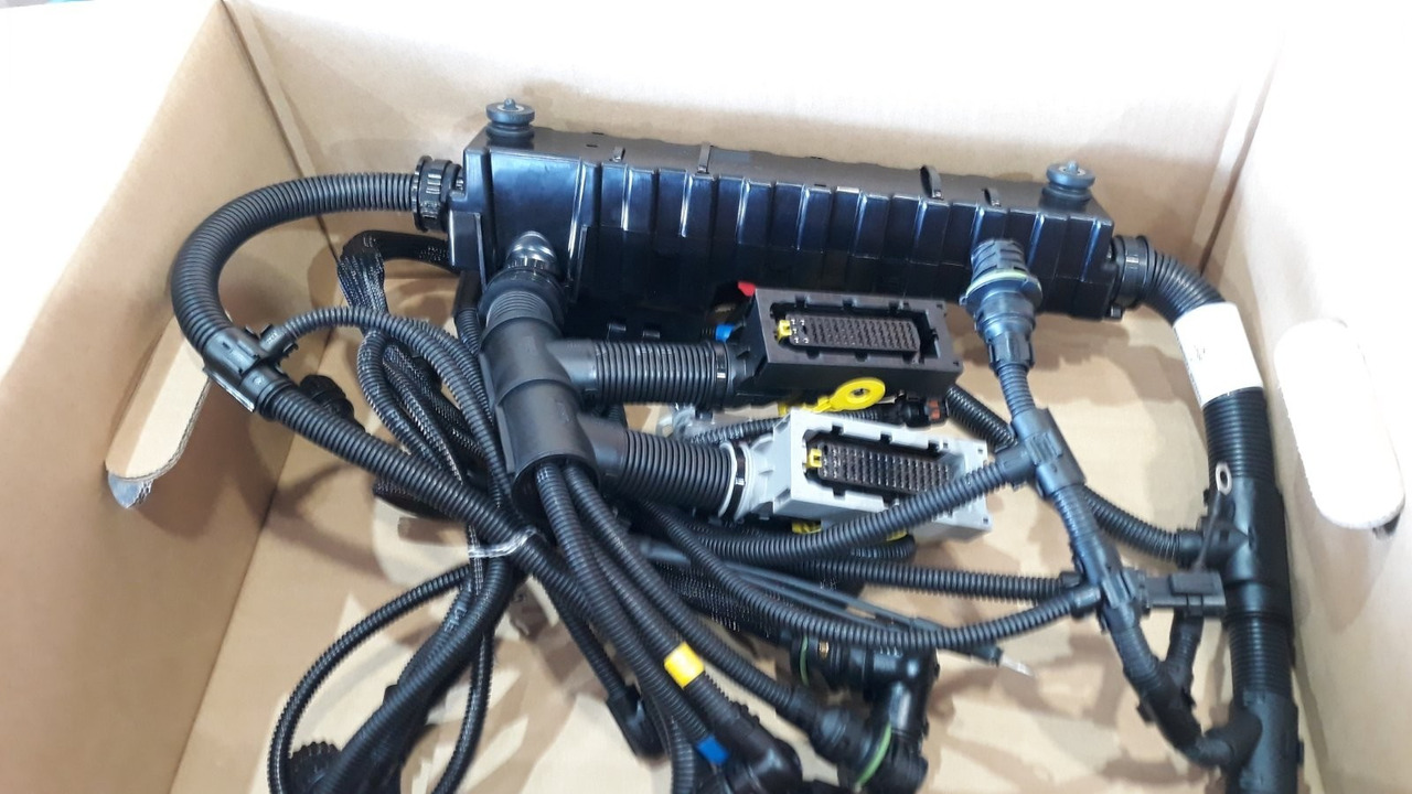 VOLVO CABLE HARNESS 22041555 - Cables/ Wire harness for Truck: picture 3 VOLVO CABLE HARNESS 22041555 - Cables/ Wire harness for Truck: picture 3