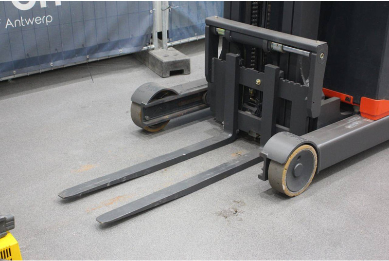 Reach truck Linde R14: picture 10 Reach truck Linde R14: picture 10