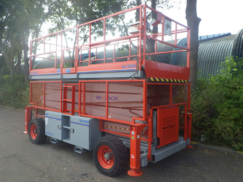 Skyjack SJ9250RT - Scissor lift: picture 3 Skyjack SJ9250RT - Scissor lift: picture 3