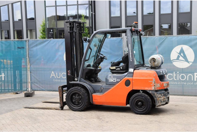 Toyota 02-8FGF30 - LPG forklift: picture 3 Toyota 02-8FGF30 - LPG forklift: picture 3
