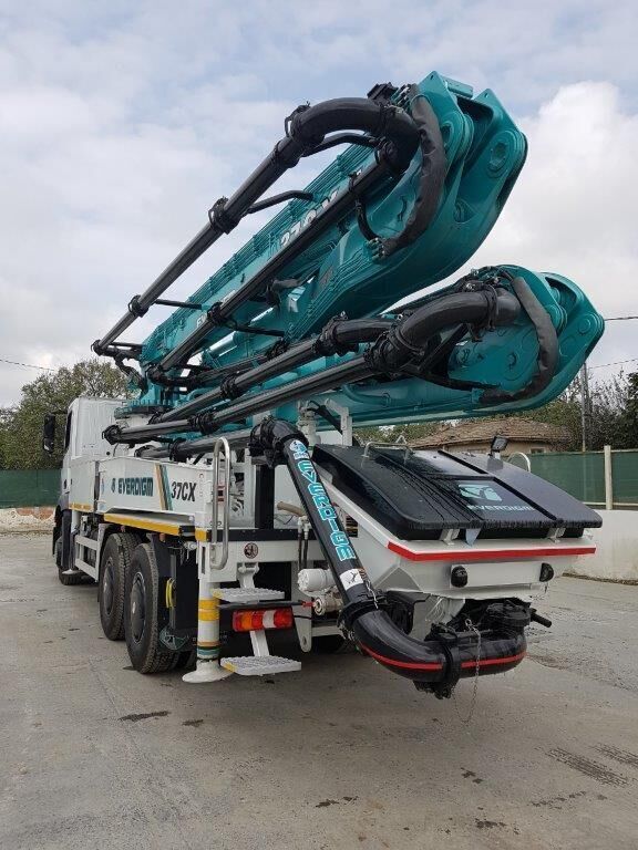 Mercedes-Benz 3343 P - Concrete pump truck: picture 4 Mercedes-Benz 3343 P - Concrete pump truck: picture 4