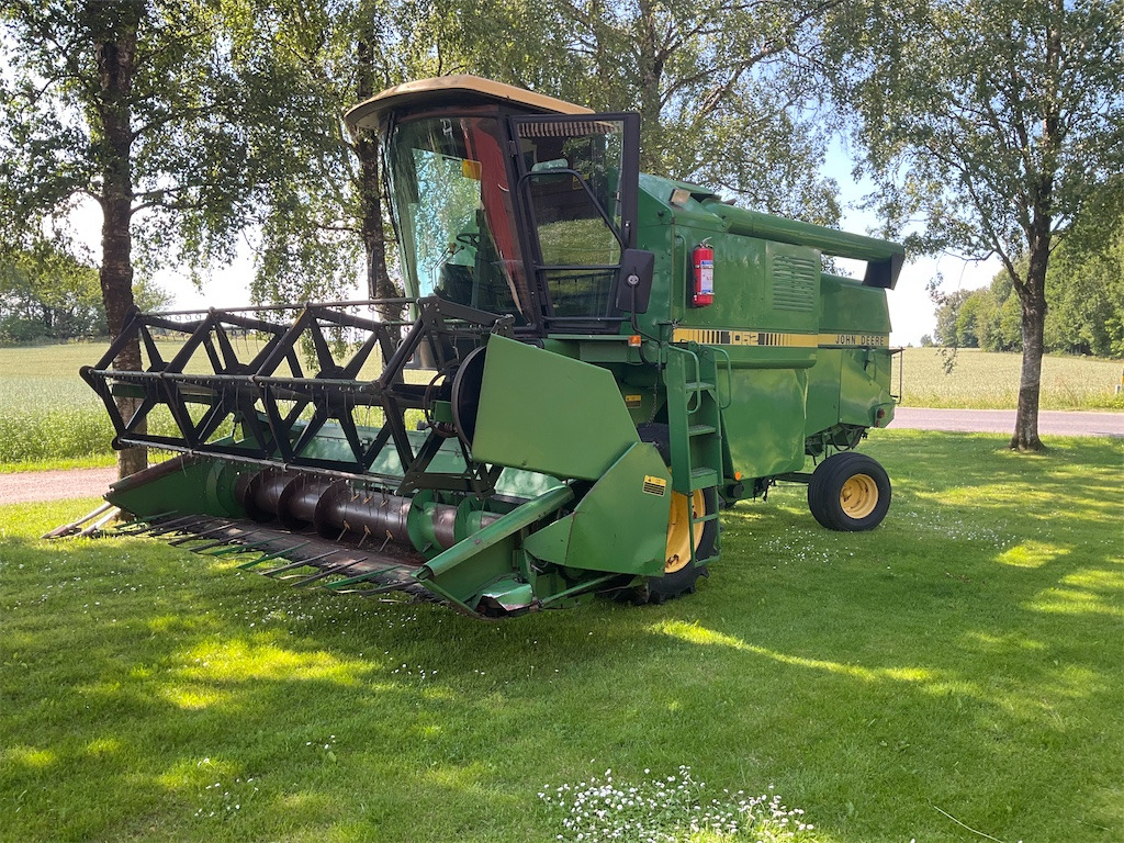 John Deere 1052 - Combine harvester: picture 1 John Deere 1052 - Combine harvester: picture 1