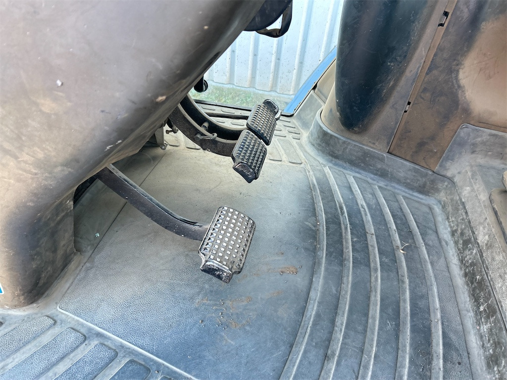 Farm tractor New Holland TM115 (2001): picture 10 Farm tractor New Holland TM115 (2001): picture 10