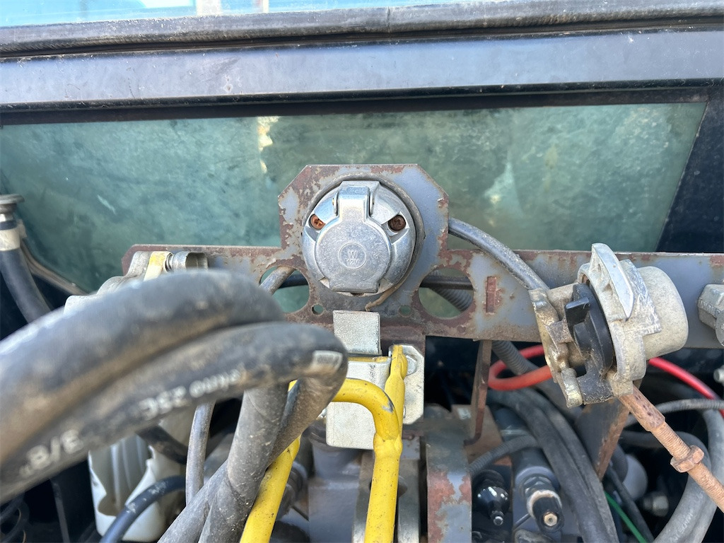 Farm tractor New Holland TM115 (2001): picture 49 Farm tractor New Holland TM115 (2001): picture 49