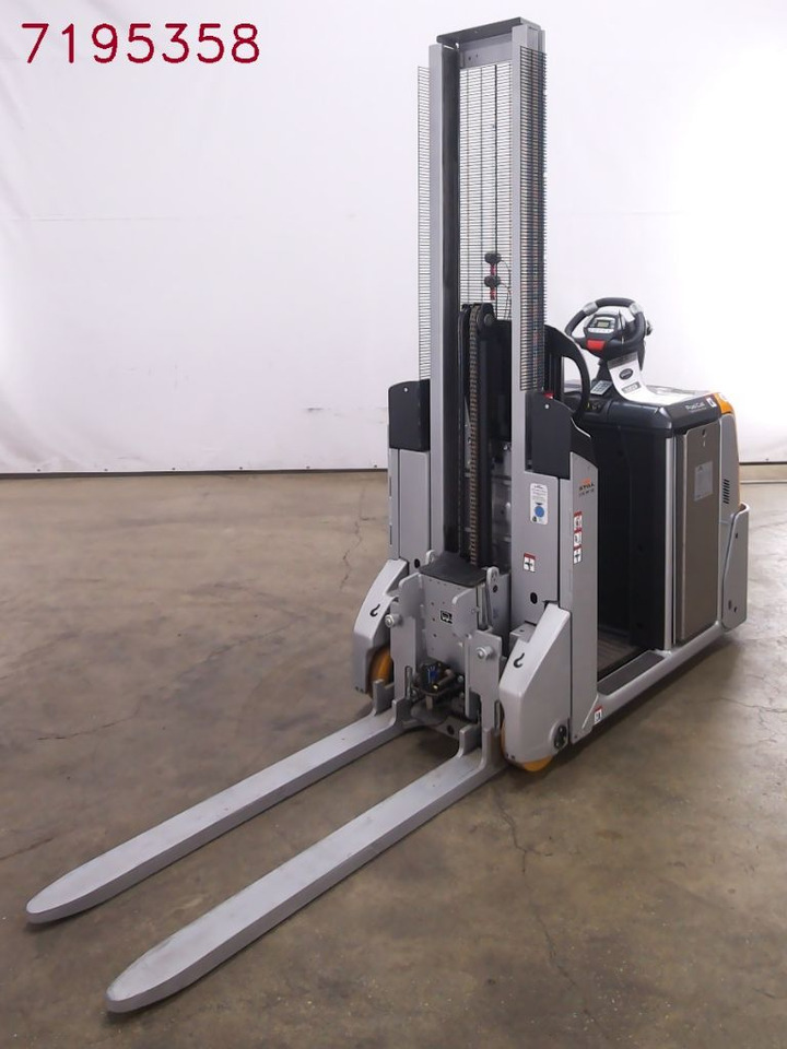 Still LTX-FF10 - Tow tractor: picture 1 Still LTX-FF10 - Tow tractor: picture 1