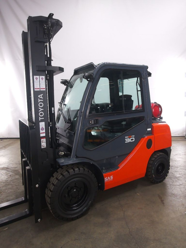 Toyota 02-8FGF30 - LPG forklift: picture 1 Toyota 02-8FGF30 - LPG forklift: picture 1