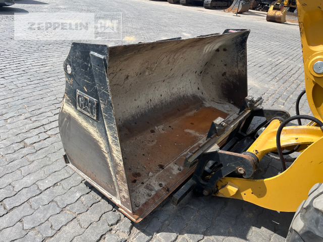 Wheel loader Cat 907M: picture 12