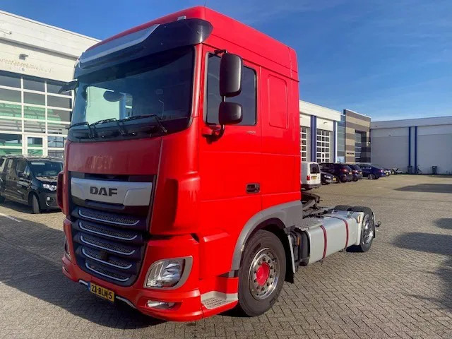 DAF XF 480 vollucht, low deck,met hefschotel, space cab, automaat, nieuwe apk......... - Tractor unit: picture 1 DAF XF 480 vollucht, low deck,met hefschotel, space cab, automaat, nieuwe apk......... - Tractor unit: picture 1