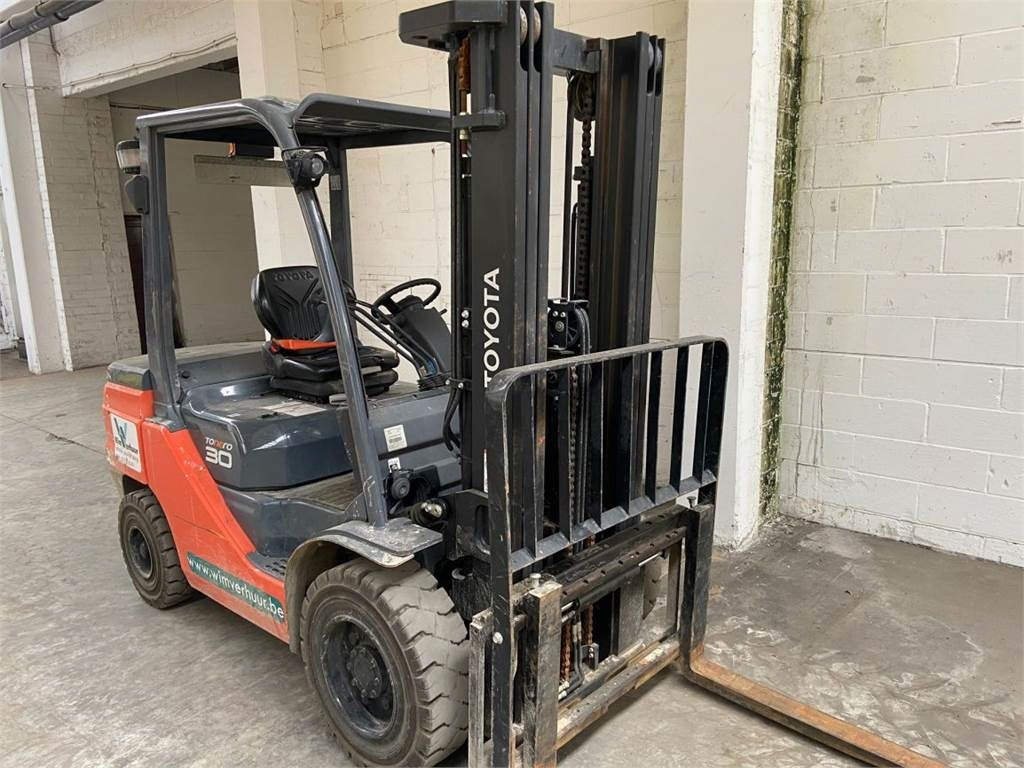 Toyota 52-8FDF30 (6317) - Diesel forklift: picture 3 Toyota 52-8FDF30 (6317) - Diesel forklift: picture 3